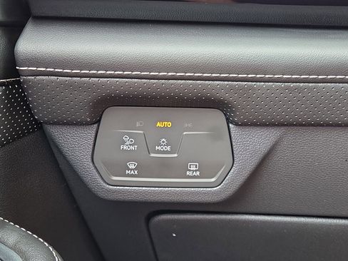 Used 2024 Volkswagen Atlas Cross Sport SE FWD image 26
