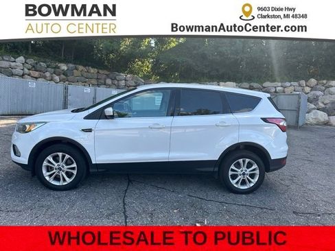 Used 2017 Ford Escape SE w/ SE Cold Weather Package AWD/4WD image 2