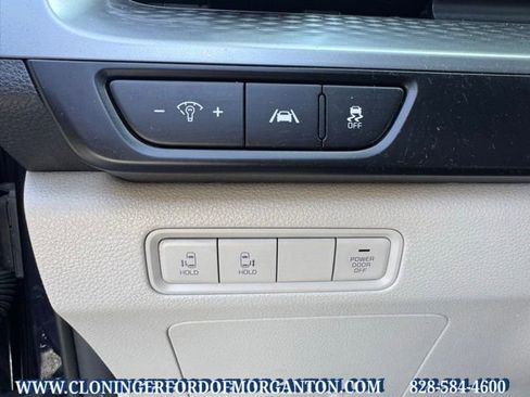 Used 2023 Kia Carnival LX image 24