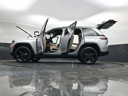 Used 2023 Jeep Grand Cherokee Limited w/ Black Appearance Package AWD/4WD image 45