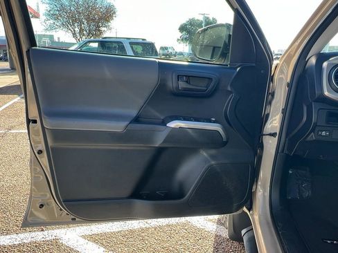 Used 2017 Toyota Tacoma SR5 image 36