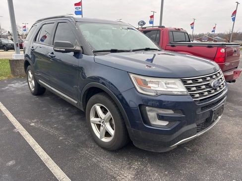Used 2017 Ford Explorer XLT image 3