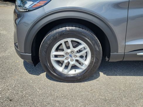 Used 2025 Ford Explorer Active AWD/4WD image 6