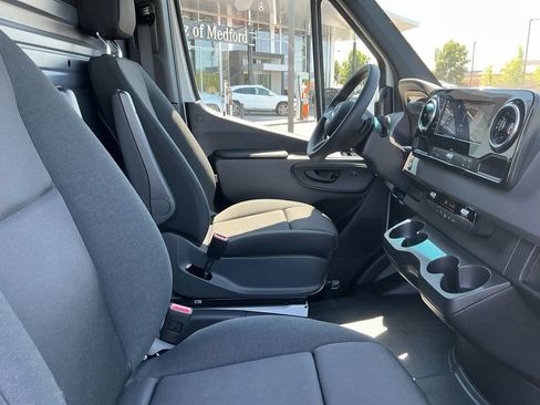 Used 2025 Mercedes-Benz Sprinter 4500 image 18