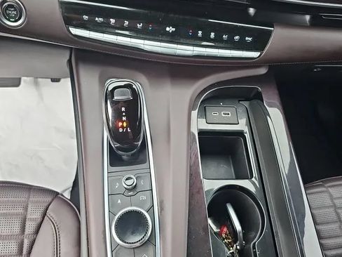 Used 2021 Cadillac Escalade Premium Luxury Platinum RWD image 18