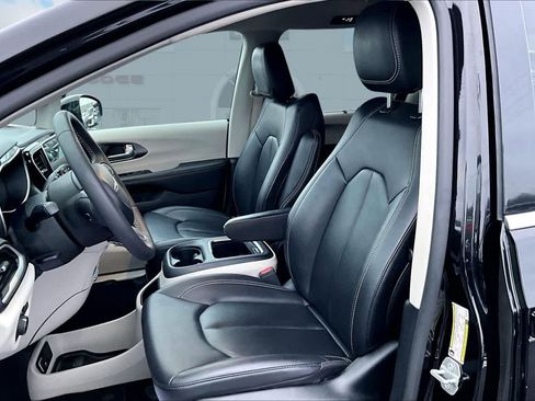 Used 2024 Chrysler Pacifica Touring-L image 11