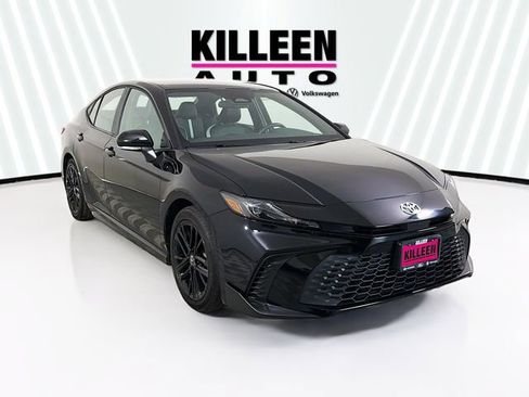 Used 2025 Toyota Camry SE FWD image 1