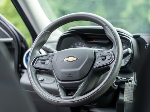 Used 2025 Chevrolet Trax LS w/ LS Convenience Package FWD image 16