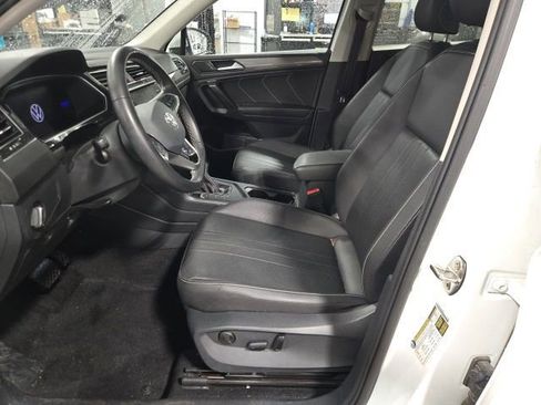 Used 2023 Volkswagen Tiguan SE w/ Panoramic Sunroof Package image 14