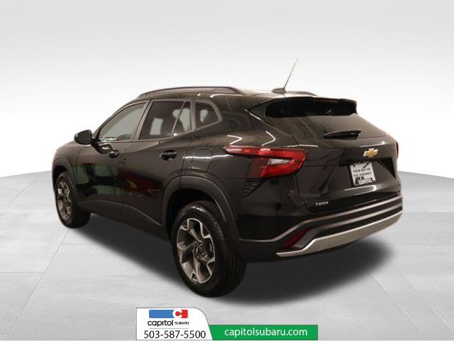 Used 2025 Chevrolet Trax LT FWD image 4