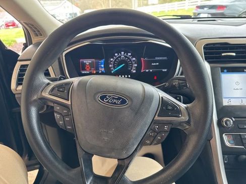 Used 2017 Ford Fusion SE w/ Fusion SE Technology Package image 13