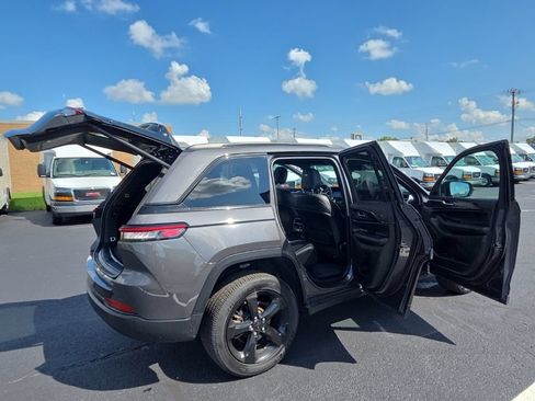Used 2025 Jeep Grand Cherokee Altitude AWD/4WD image 15