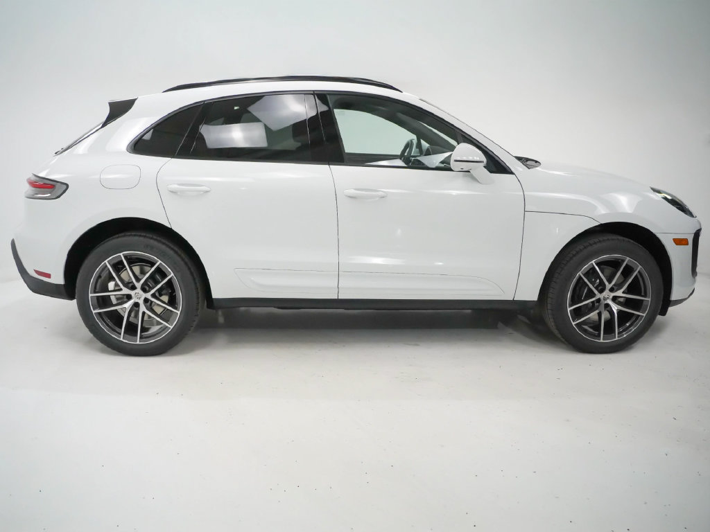 Certified 2026 Porsche Macan AWD/4WD image 9