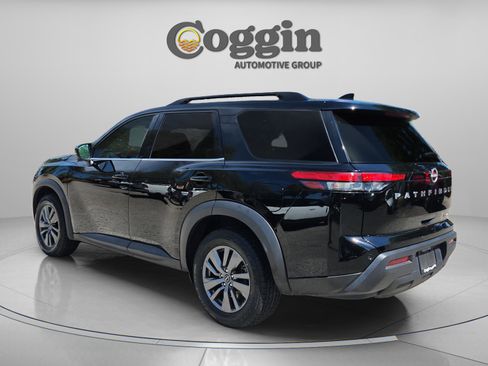 Used 2023 Nissan Pathfinder SV image 3