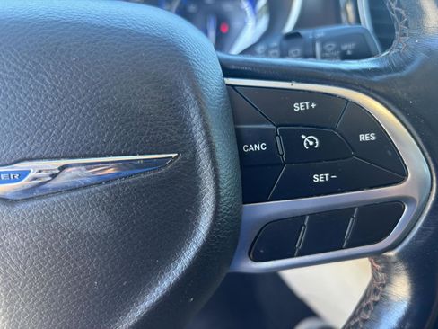 Used 2019 Chrysler Pacifica Touring-L image 21