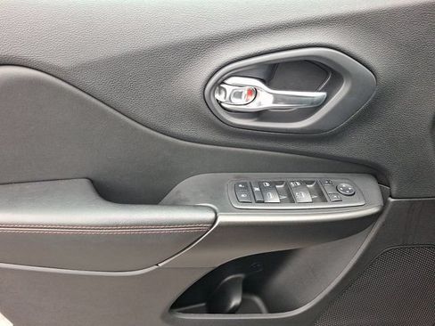 Used 2019 Jeep Cherokee Trailhawk w/ Comfort/Convenience Group AWD/4WD image 16