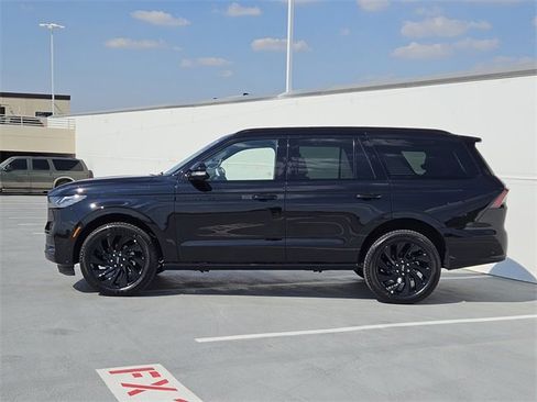 New 2025 Lincoln Navigator Reserve w/ Jet Appearance Package image 4