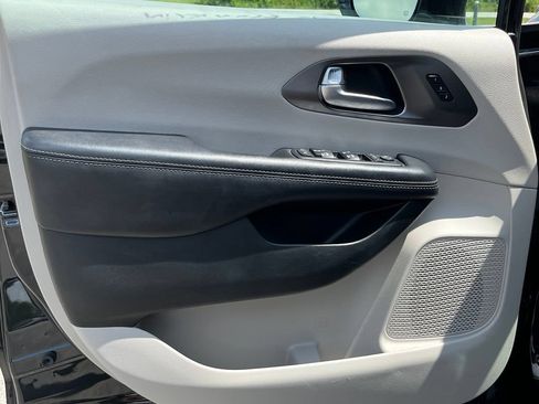 Used 2017 Chrysler Pacifica Limited w/ UConnect Theater Package FWD image 15