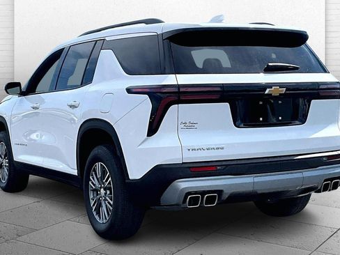 Used 2025 Chevrolet Traverse LT image 10