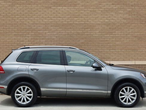 Used 2017 Volkswagen Touareg Sport AWD/4WD image 3