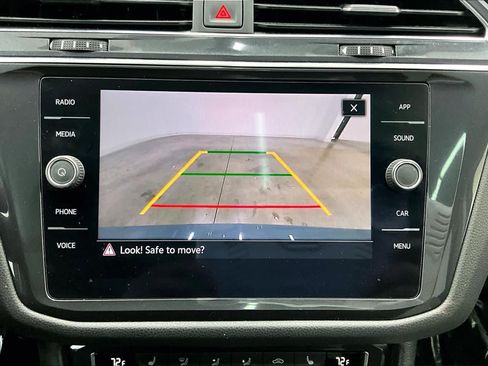 Used 2021 Volkswagen Tiguan SE w/ Panoramic Sunroof Package FWD image 23