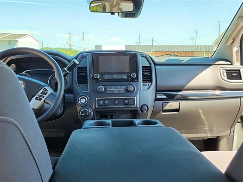 Used 2022 Nissan Titan SV AWD/4WD image 17