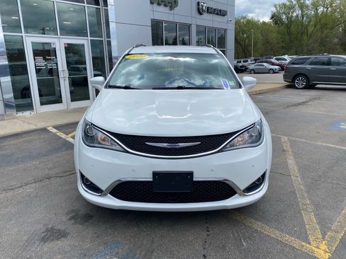 Used 2020 Chrysler Pacifica Touring-L w/ Advanced Safetytec Group FWD image 8