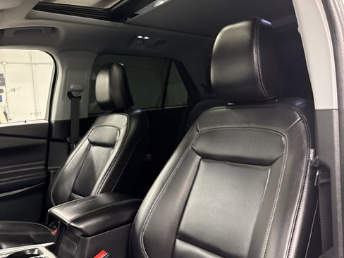 Used 2023 Ford Explorer XLT w/ Equipment Group 202A image 5
