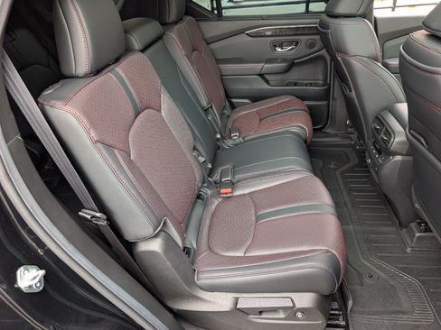 Used 2025 Honda Pilot Black Edition image 5