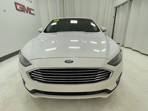 Used 2019 Ford Fusion SE w/ Equipment Group 151A FWD image 2