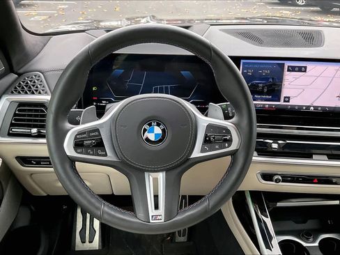 Used 2025 BMW X7 M60i image 8