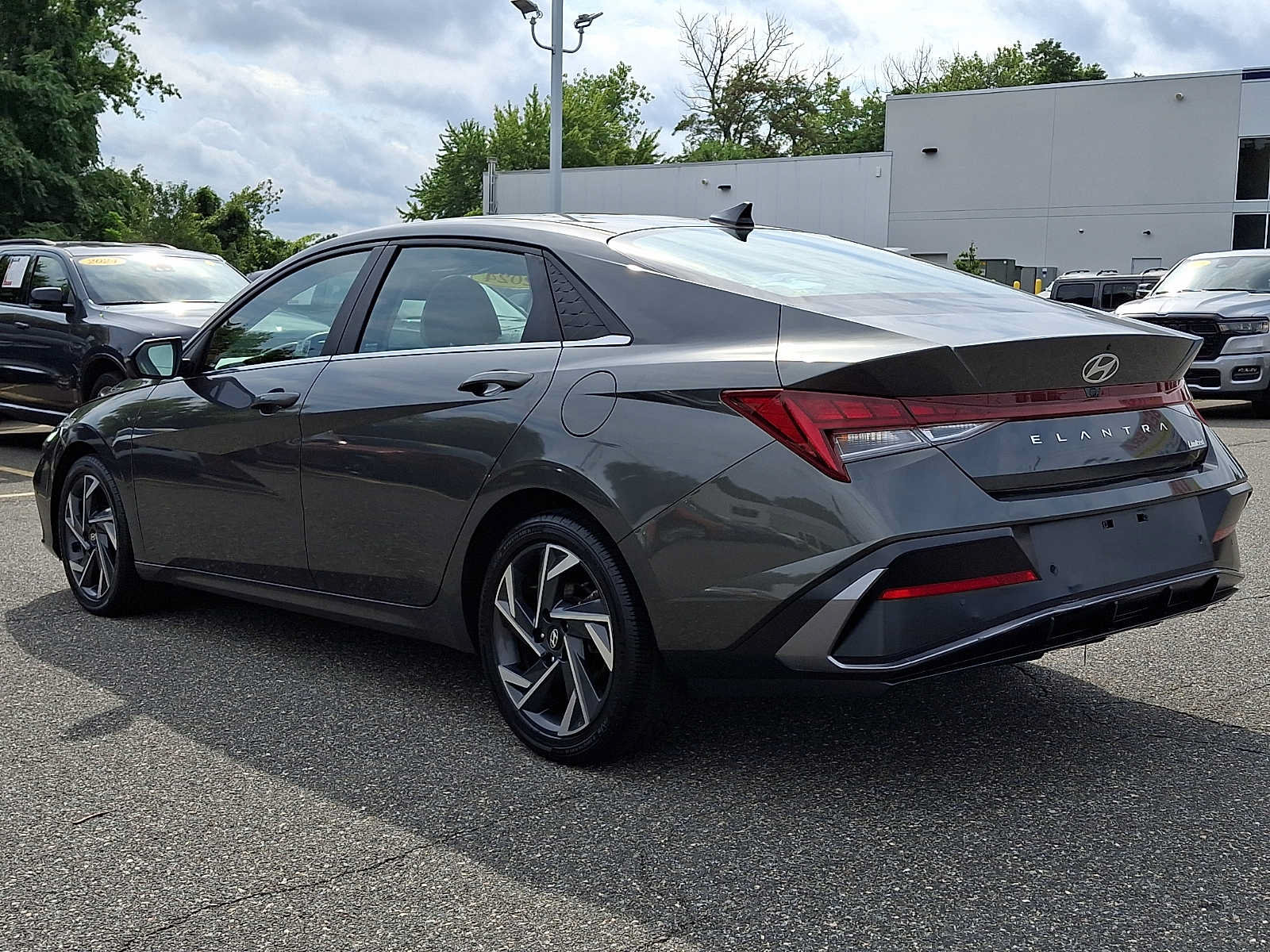 Used 2024 Hyundai Elantra Limited FWD image 4