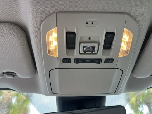 Used 2022 Toyota Highlander XLE FWD image 29