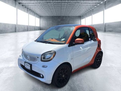 Used 2016 smart fortwo passion RWD image 1