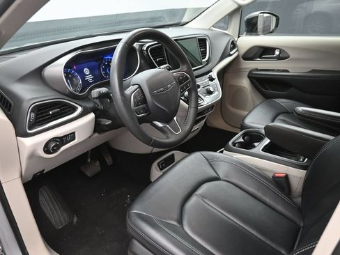 Used 2024 Chrysler Pacifica Touring-L FWD image 18