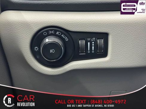 Used 2023 Chrysler Pacifica Touring-L FWD image 40
