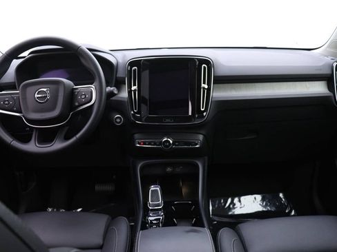 Used 2025 Volvo XC40 B5 Plus image 5