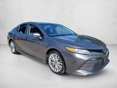Used 2019 Toyota Camry XLE image 3