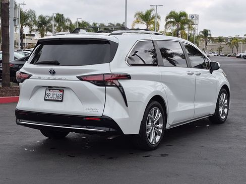 Used 2024 Toyota Sienna Platinum FWD image 10