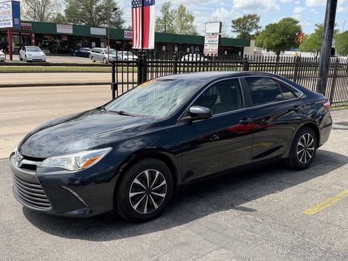 Used 2015 Toyota Camry LE image 4