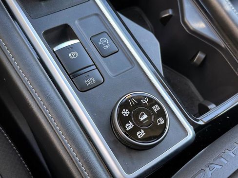 Certified 2025 Nissan Pathfinder SL w/ SL Premium Package image 35