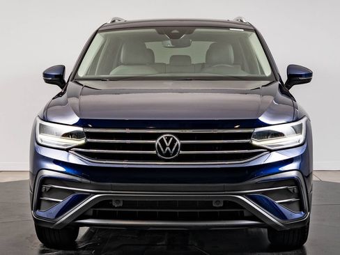 Used 2023 Volkswagen Tiguan SE w/ Panoramic Sunroof Package FWD image 2