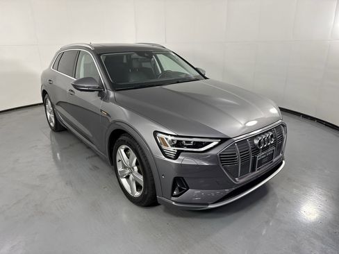 Used 2019 Audi e-tron Prestige w/ Prestige Package AWD/4WD image 32