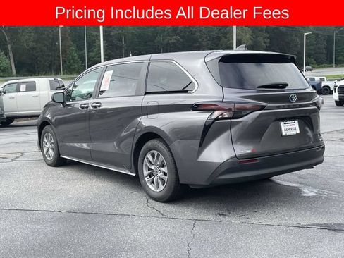 Used 2023 Toyota Sienna XLE FWD image 4