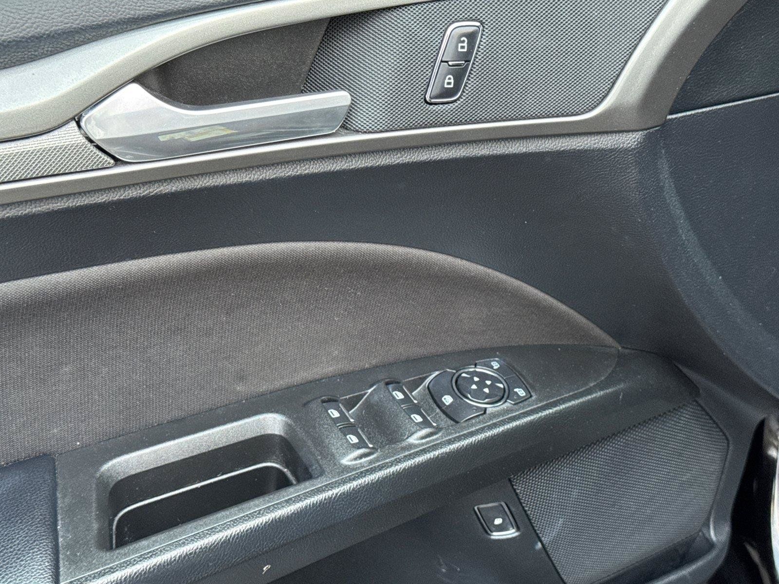 Used 2020 Ford Fusion SE FWD image 28