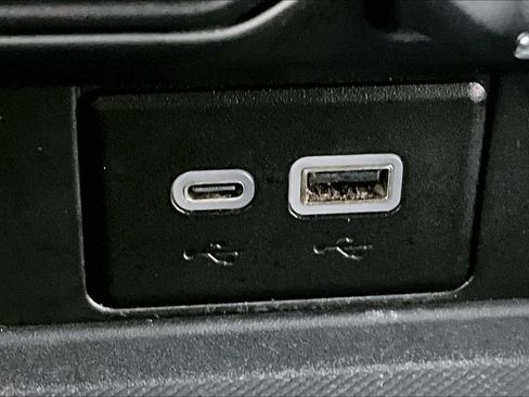 Used 2024 Chevrolet Suburban LT image 33