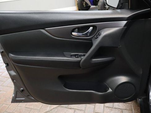 Used 2016 Nissan Rogue SV FWD image 16