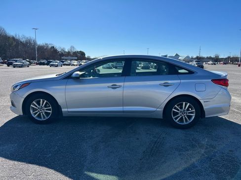 Used 2017 Hyundai Sonata SE image 2