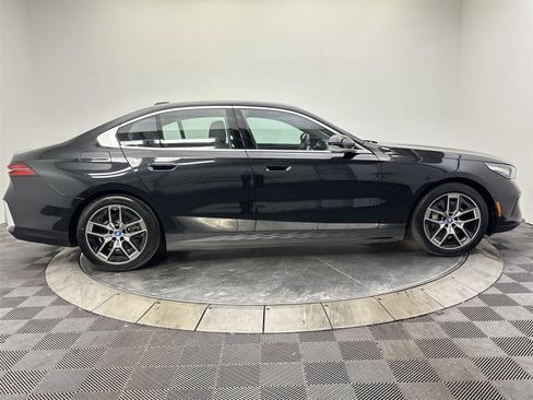 Used 2024 BMW i5 eDrive40i w/ M Sport Package image 17