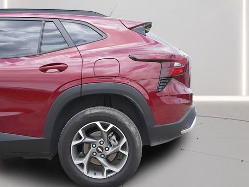 Used 2025 Chevrolet Trax LT FWD image 34